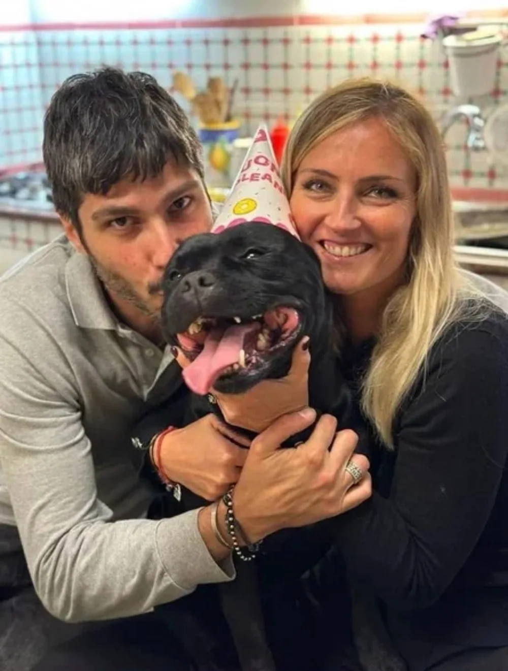 Assan, Staffordshire Bull Terrier nero allevato da Del Piccolo Diavolo, con il cappellino da festa fra le braccia di Roberta